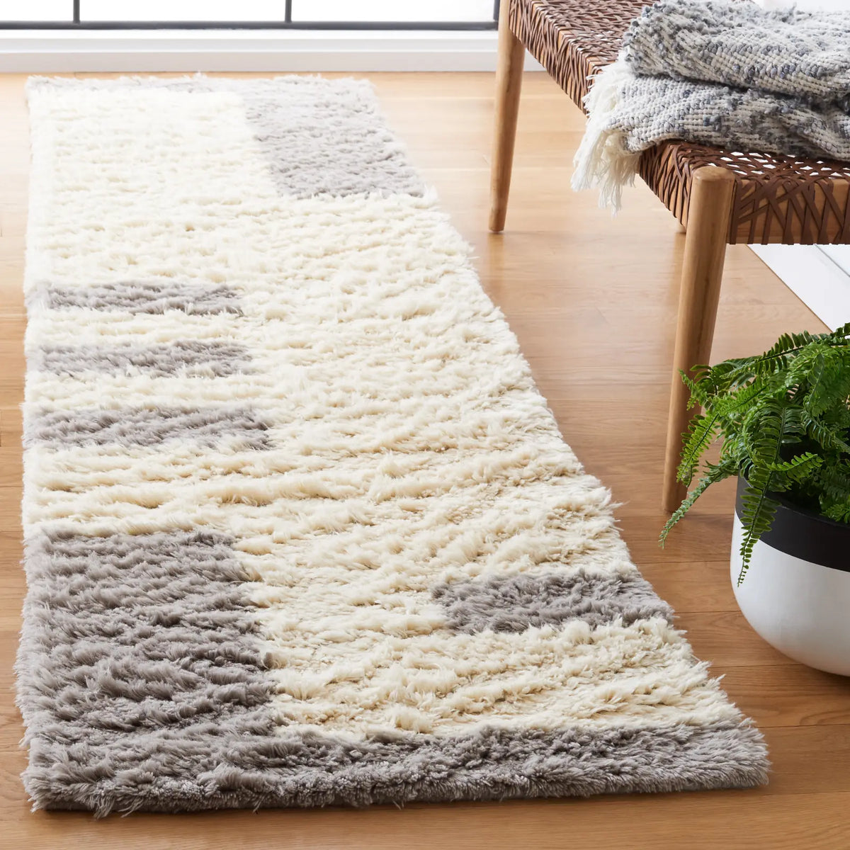 Safavieh Casablanca 2'-3" x 9'-0" Rug in Grey / Ivory