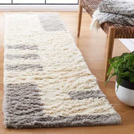 Safavieh Casablanca 2'-3" x 9'-0" Rug in Grey / Ivory