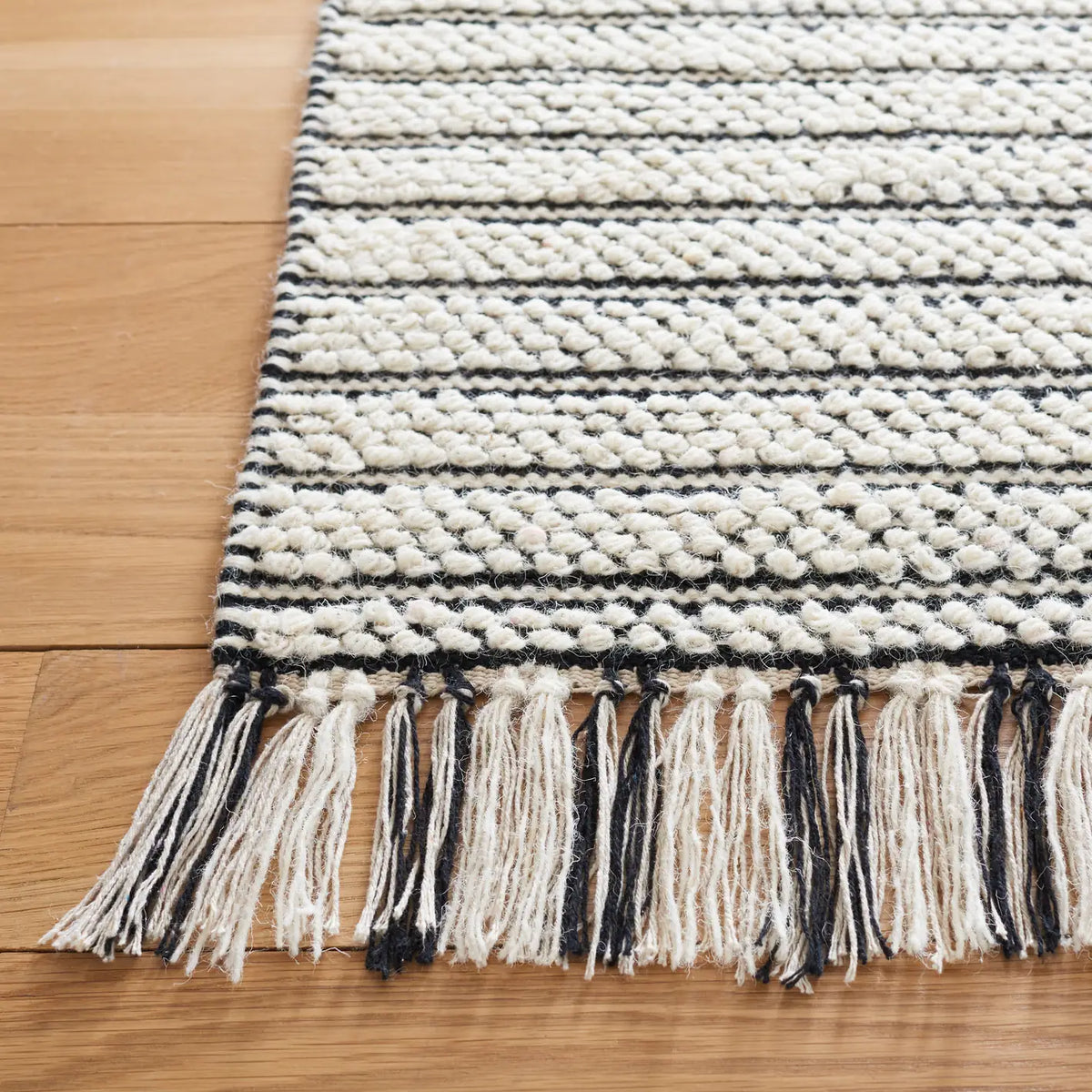 Safavieh Vermont 8'-0" x 10'-0" Rug in Ivory / Black
