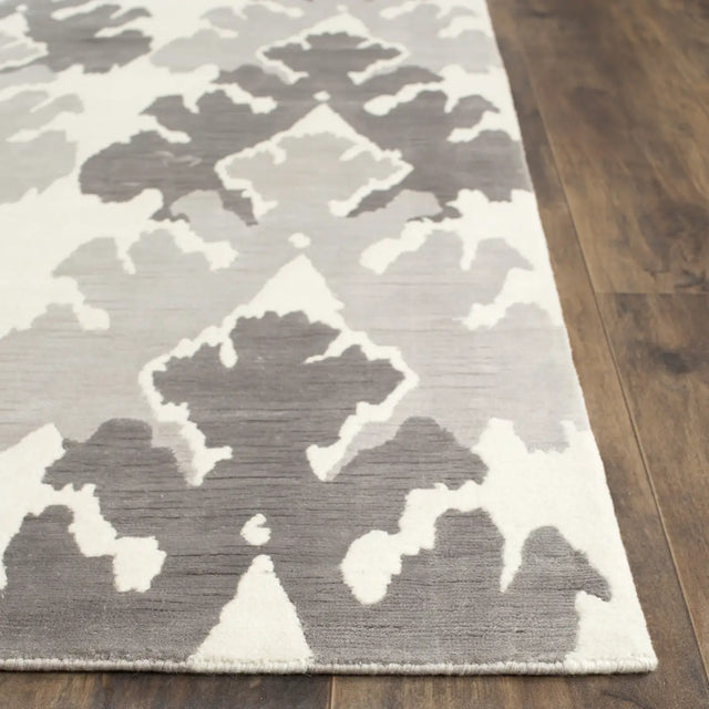 Safavieh Tibetan 6'-0" x 9'-0" Rug in Pearl / Grey
