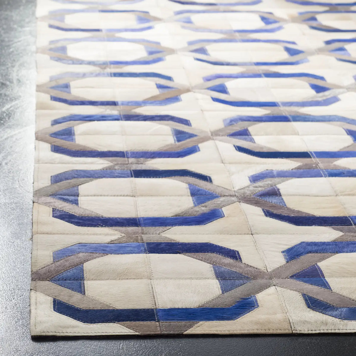 Safavieh Studio Leather 4'-0" x 6'-0" Rug in Ivory / Multi