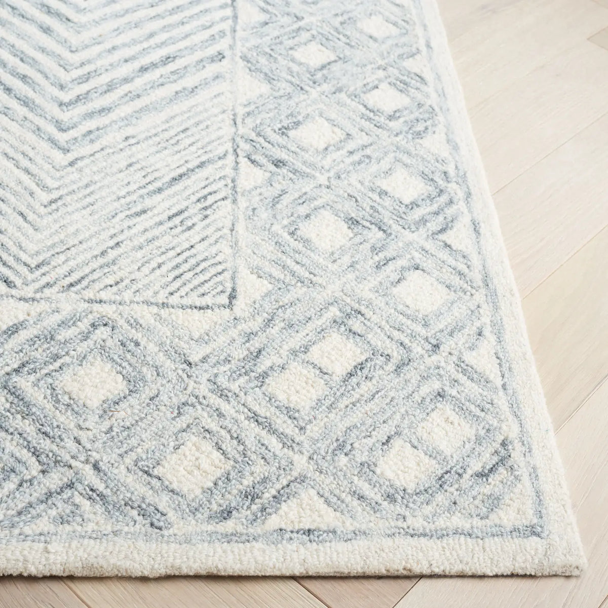 Safavieh Ebony 4'-0" x 6'-0" Rug in Grey / Ivory