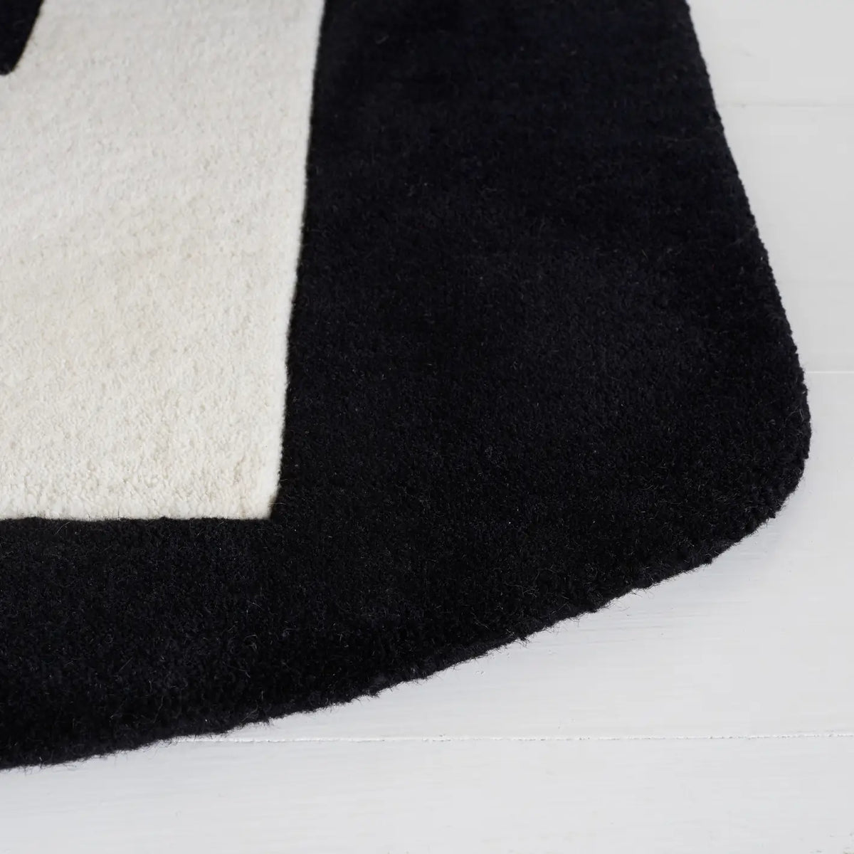 Safavieh Fifth Avenue 5'-0" x 8'-0" Rug in Black / Pink
