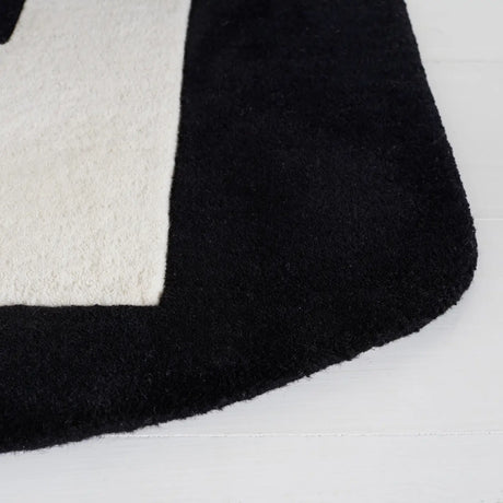 Safavieh Fifth Avenue 5'-0" x 8'-0" Rug in Black / Pink