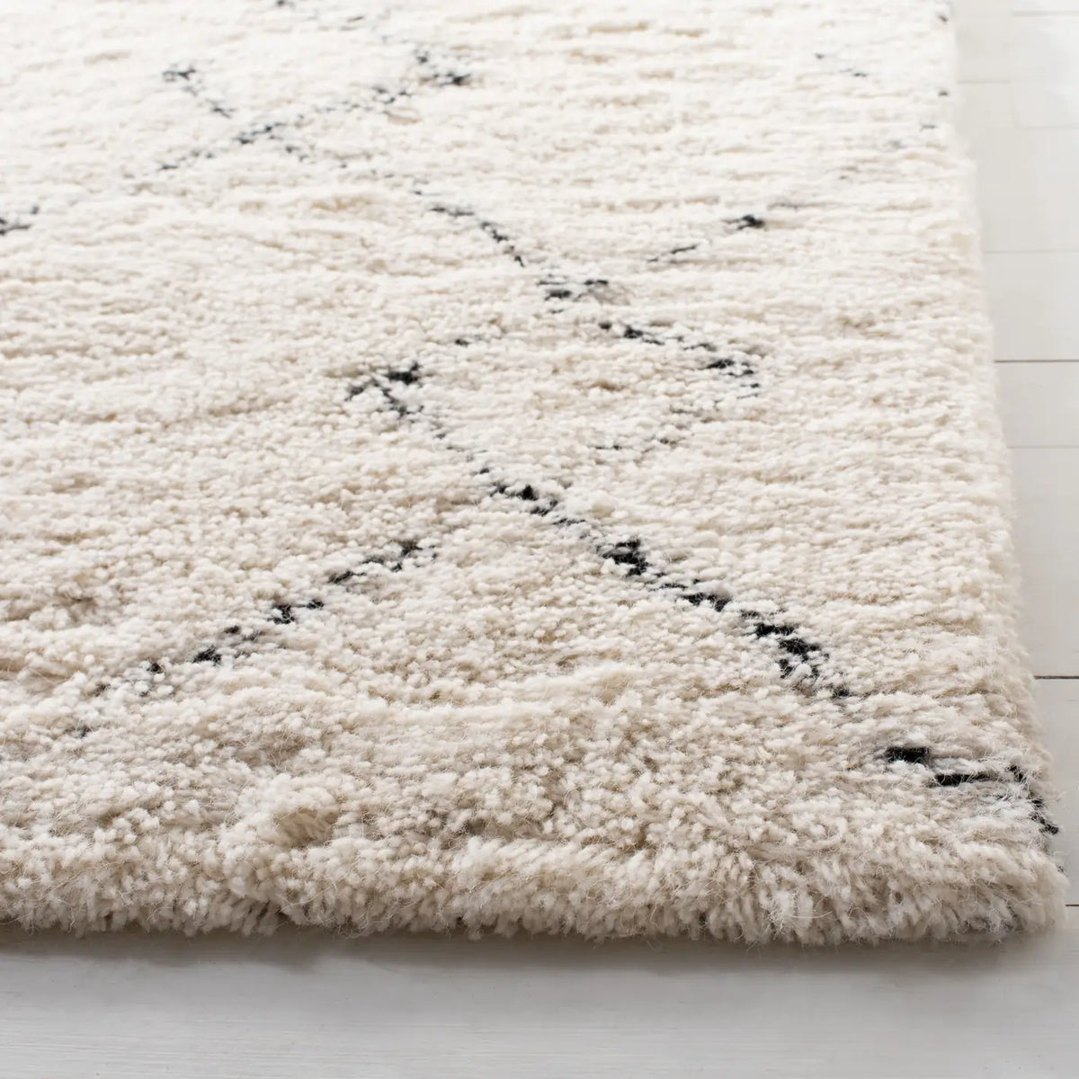 Safavieh Casablanca 4'-0" x 6'-0" Rug in Ivory / Black