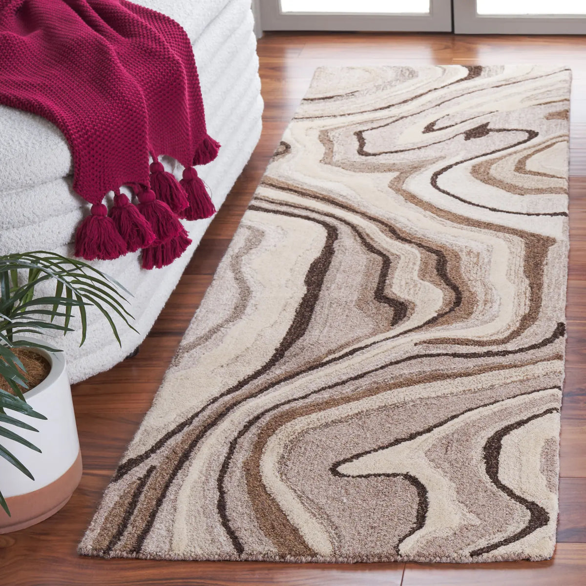 Safavieh Metro 2'-3" x 8'-0" Rug in Brown / Ivory