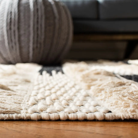 Safavieh Natura 4'-0" x 6'-0" Rug in Ivory / Black