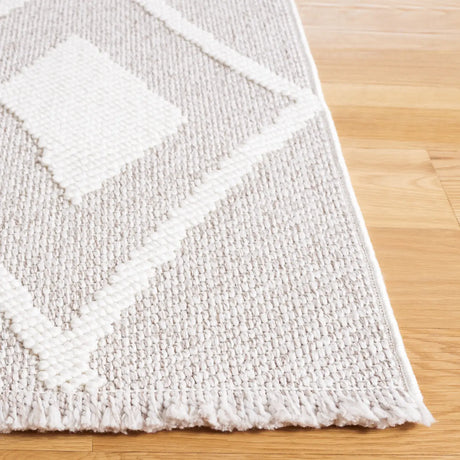 Safavieh Lotus 4'-0" x 6'-0" Rug in Beige / Ivory