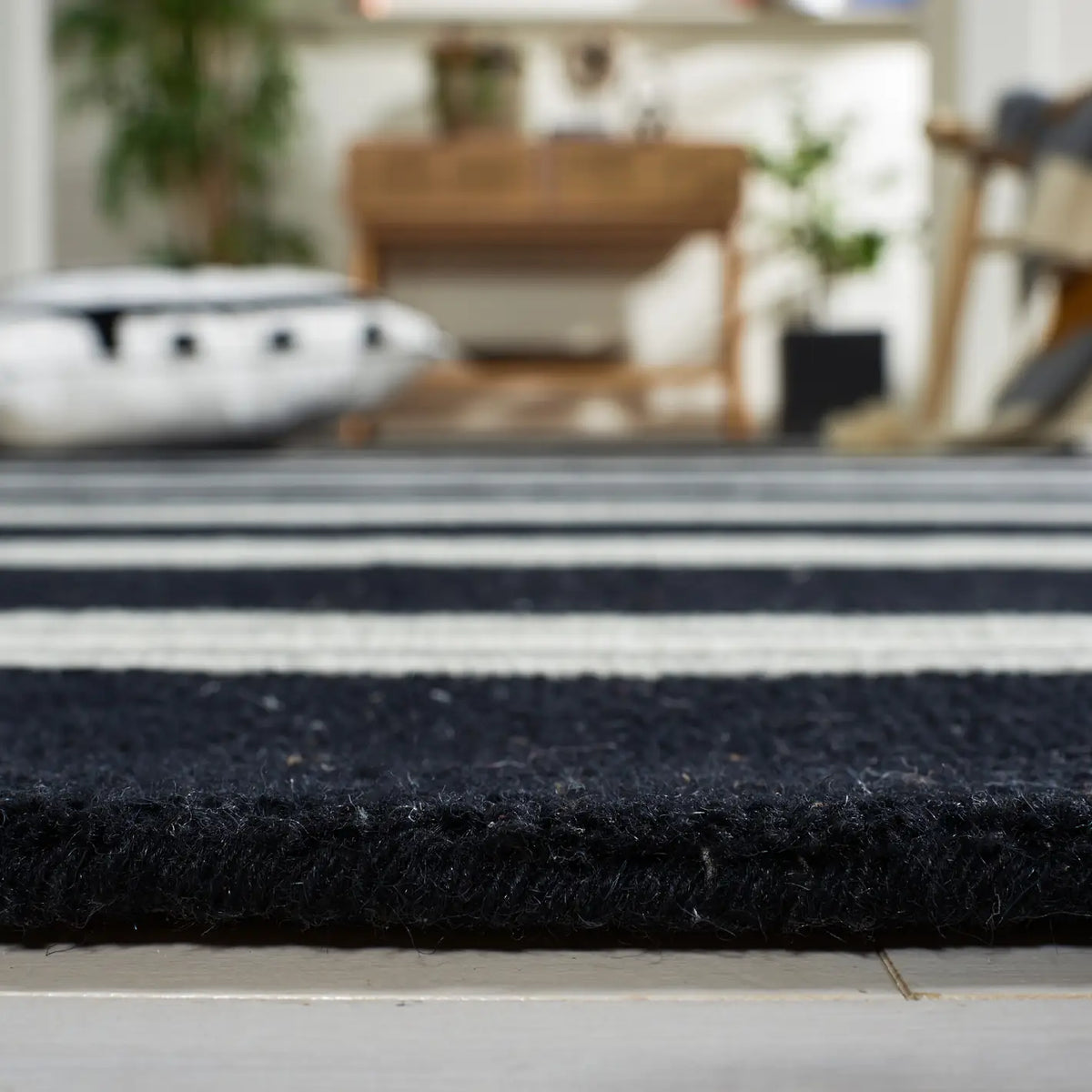 Safavieh Metro 6'-0" x 9'-0" Rug in Black / Ivory