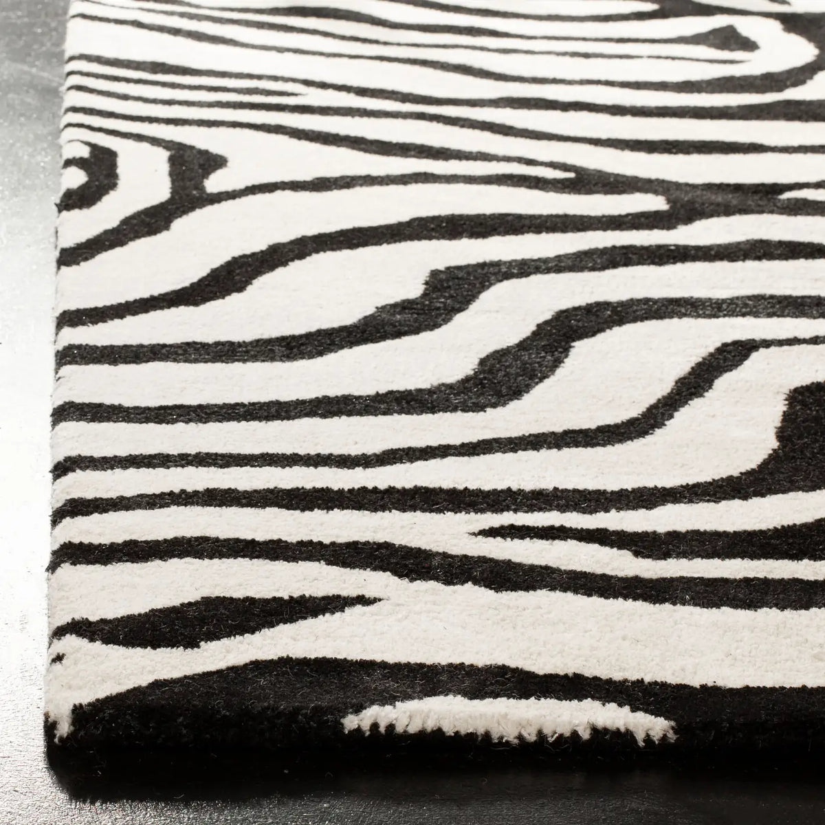 Safavieh Soho 5'-0" x 8'-0" Rug in Black / White