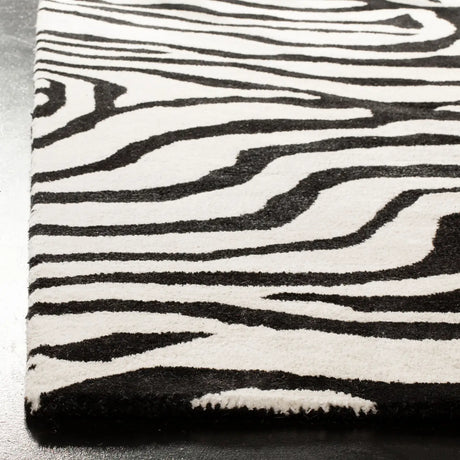 Safavieh Soho 5'-0" x 8'-0" Rug in Black / White