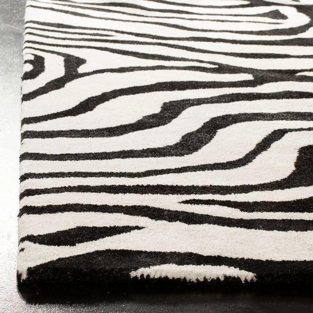Safavieh Soho 5'-0" x 8'-0" Rug in Black / White