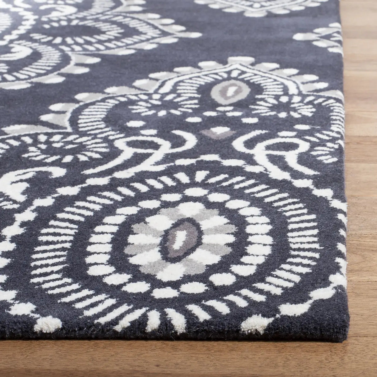 Safavieh Wyndham 4'-0" x 6'-0" Rug in Dark Grey / Ivory