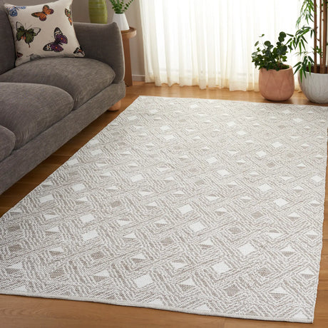 Safavieh Montauk 5'-0" x 8'-0" Rug in Beige / Ivory