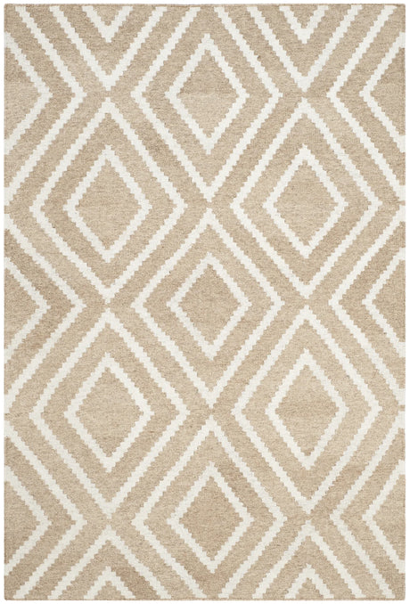 Safavieh Kilim 4'-0" x 6'-0" Rug in Beige / Ivory
