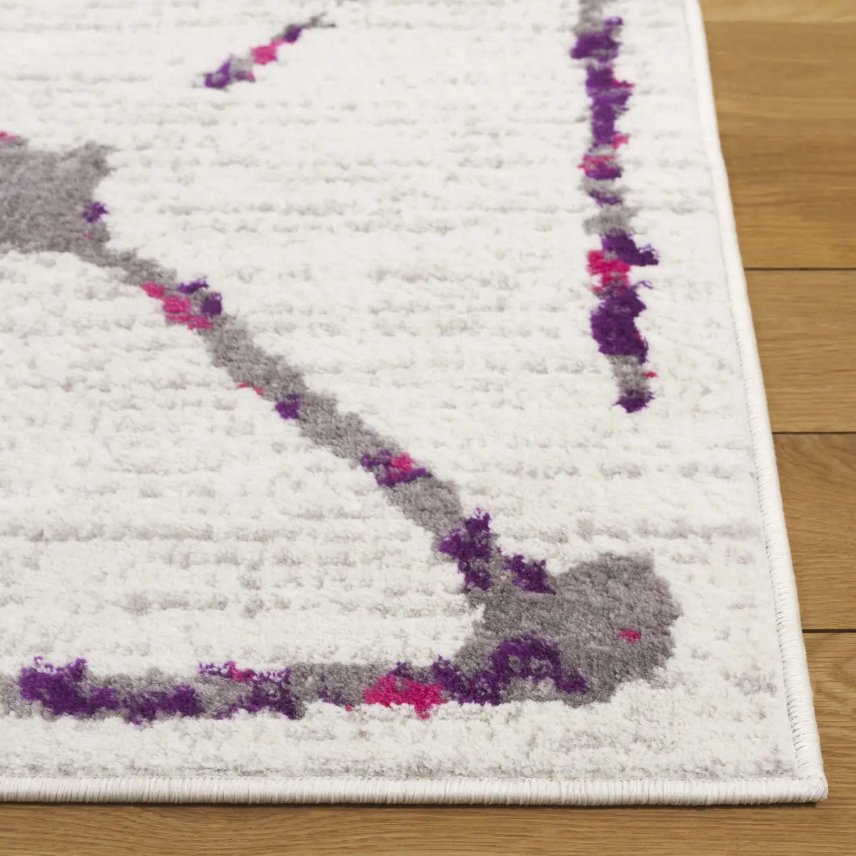 Safavieh Skyler 5'-1" x 7'-6" Rug in Ivory / Pink