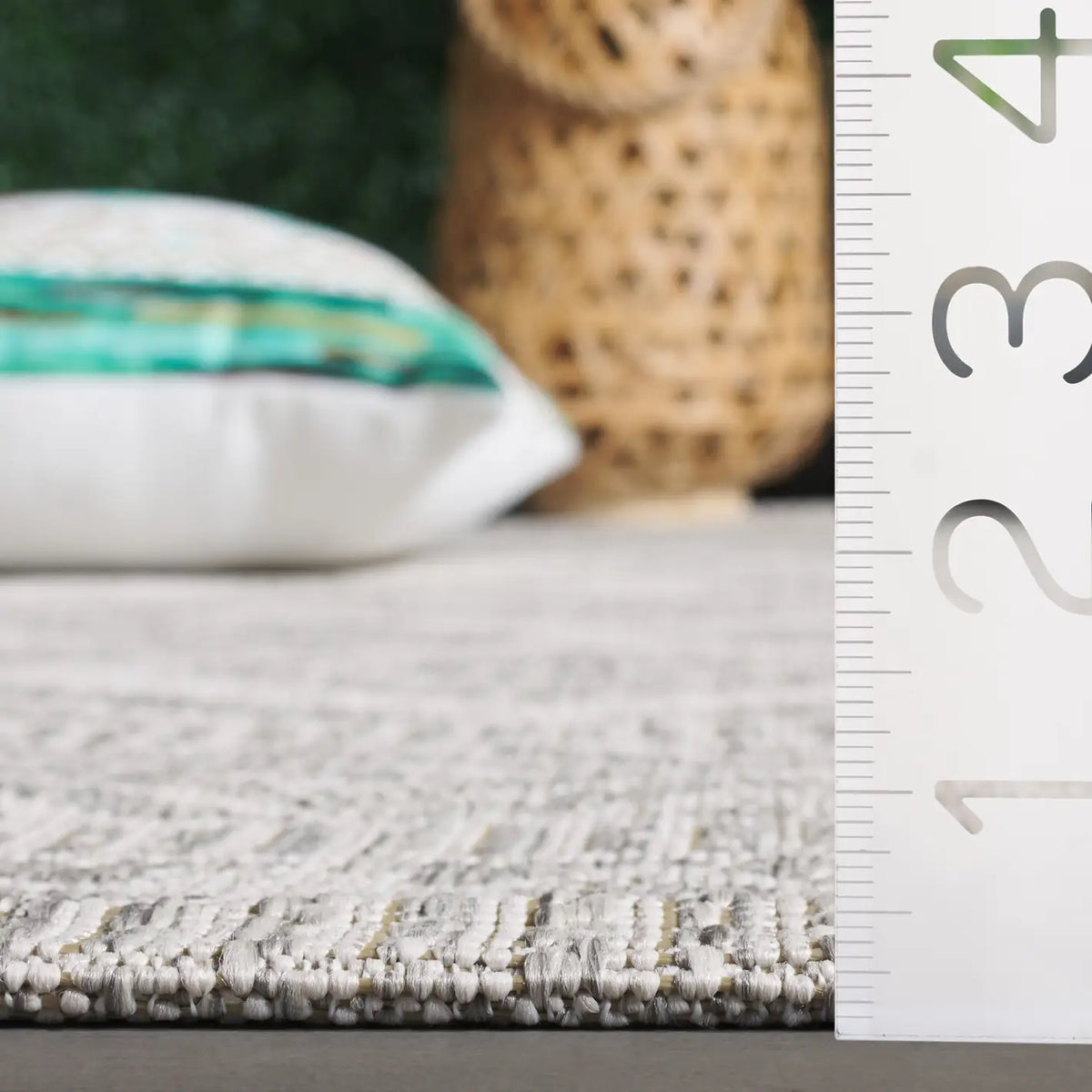 Safavieh Courtyard 4'-0" x 5'-7" Rug in Ivory / Light Grey