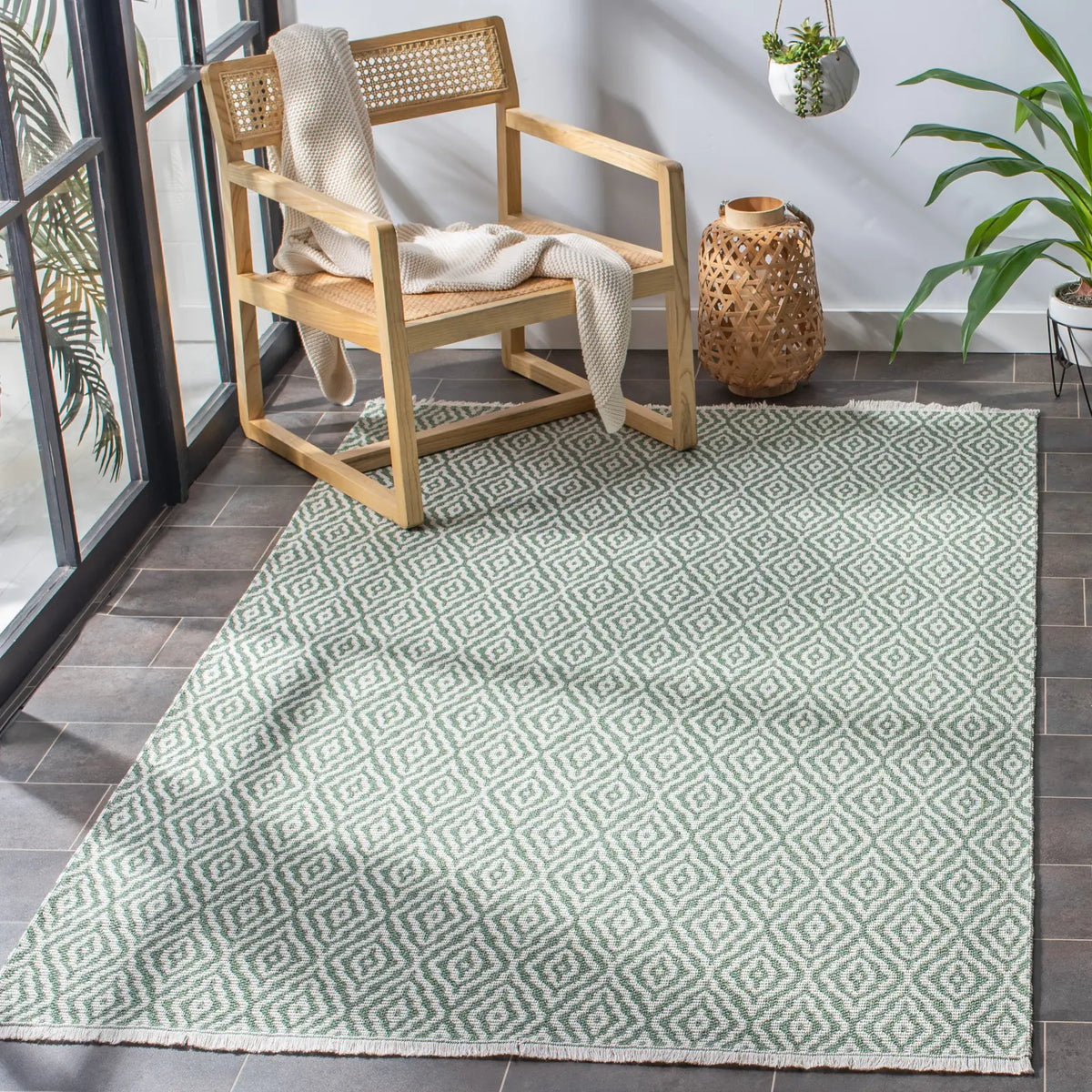 Safavieh Augustine 4'-5" x 6'-5" Rug in Green / Ivory