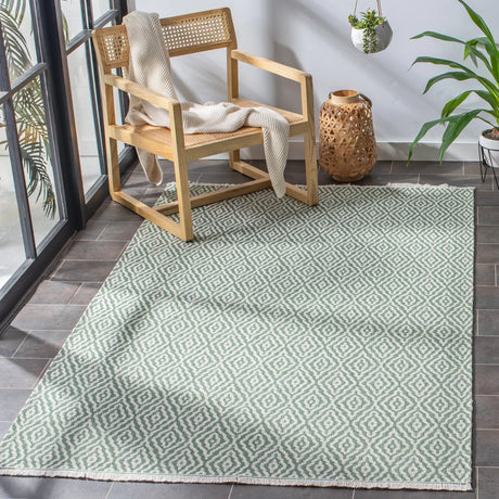 Safavieh Augustine 4'-5" x 6'-5" Rug in Green / Ivory