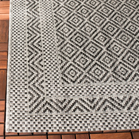 Safavieh Courtyard 5'-3" x 7'-7" Rug in Grey / Black