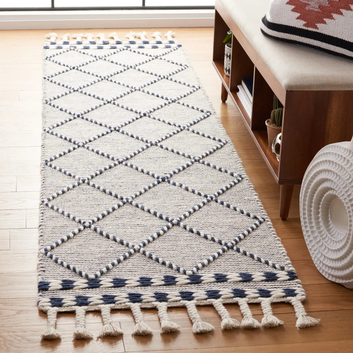 Safavieh Vermont 2'-3" x 8'-0" Rug in Ivory / Navy