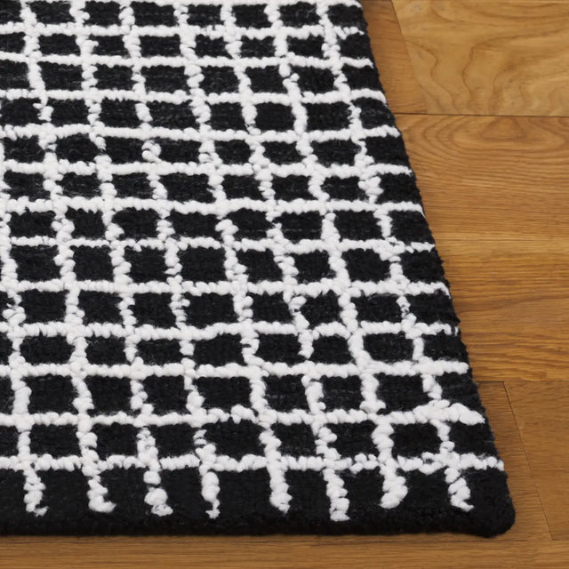 Safavieh Abstract 4'-0" x 6'-0" Rug in Ivory / Black