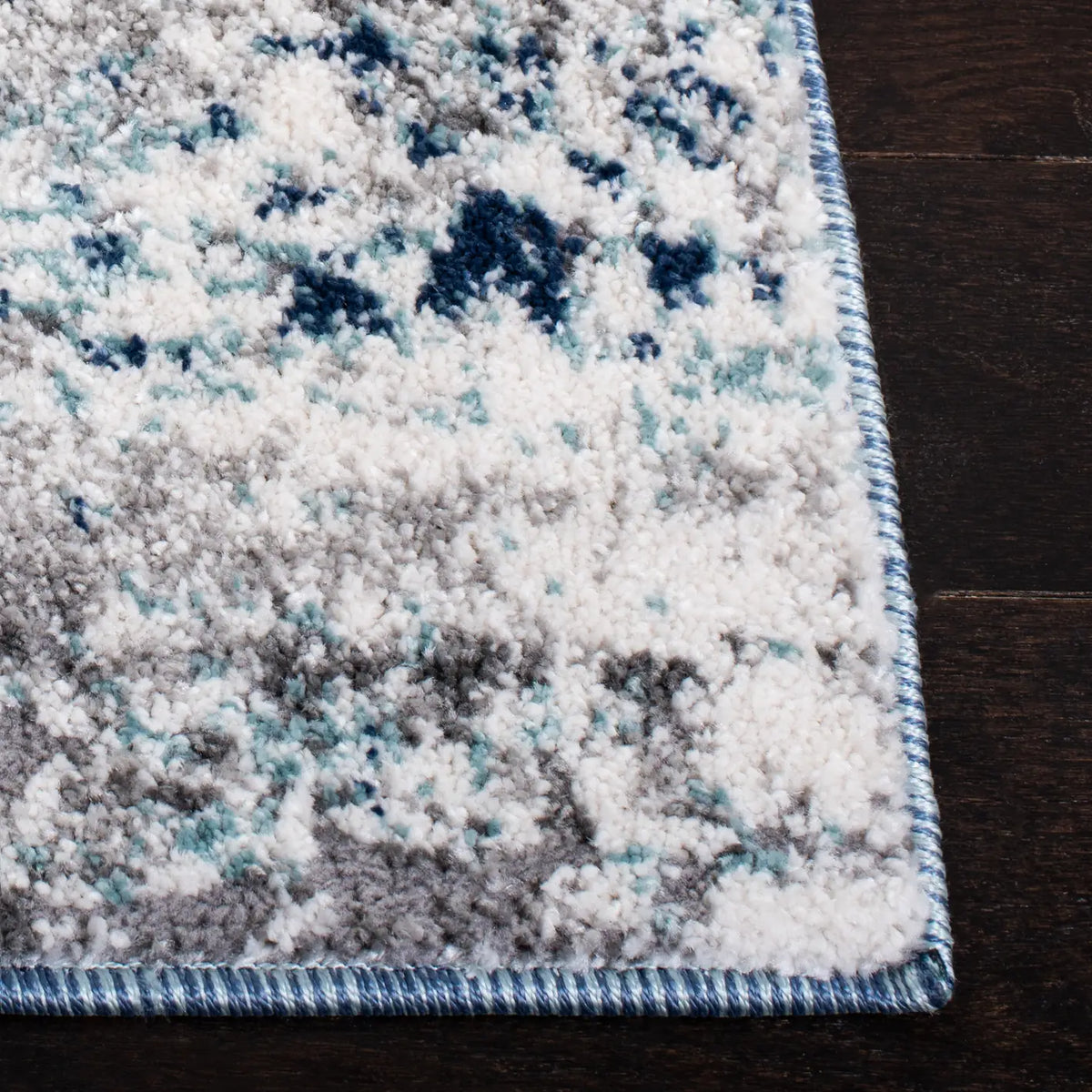Safavieh Aston 4'-0" x 6'-0" Rug in Light Blue / Grey
