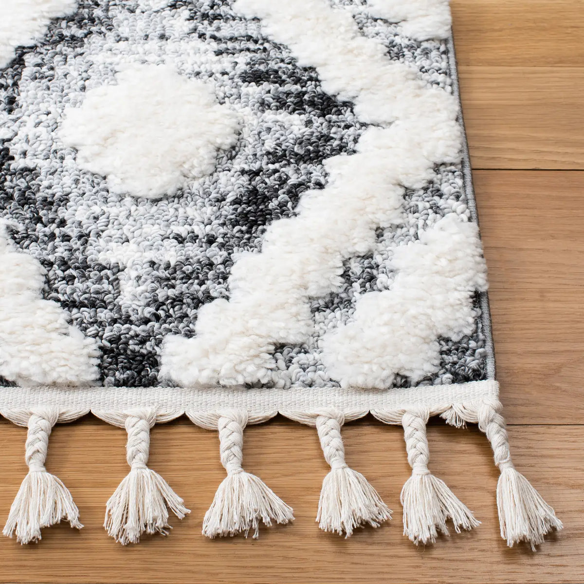 Safavieh Moroccan Tassel Shag 4'-0" x 6'-0" Rug in Ivory / Grey