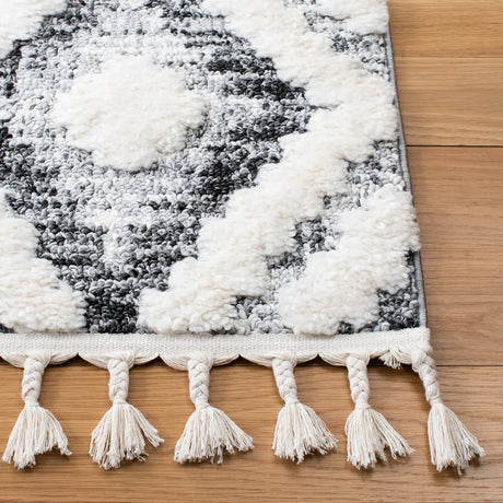 Safavieh Moroccan Tassel Shag 4'-0" x 6'-0" Rug in Ivory / Grey
