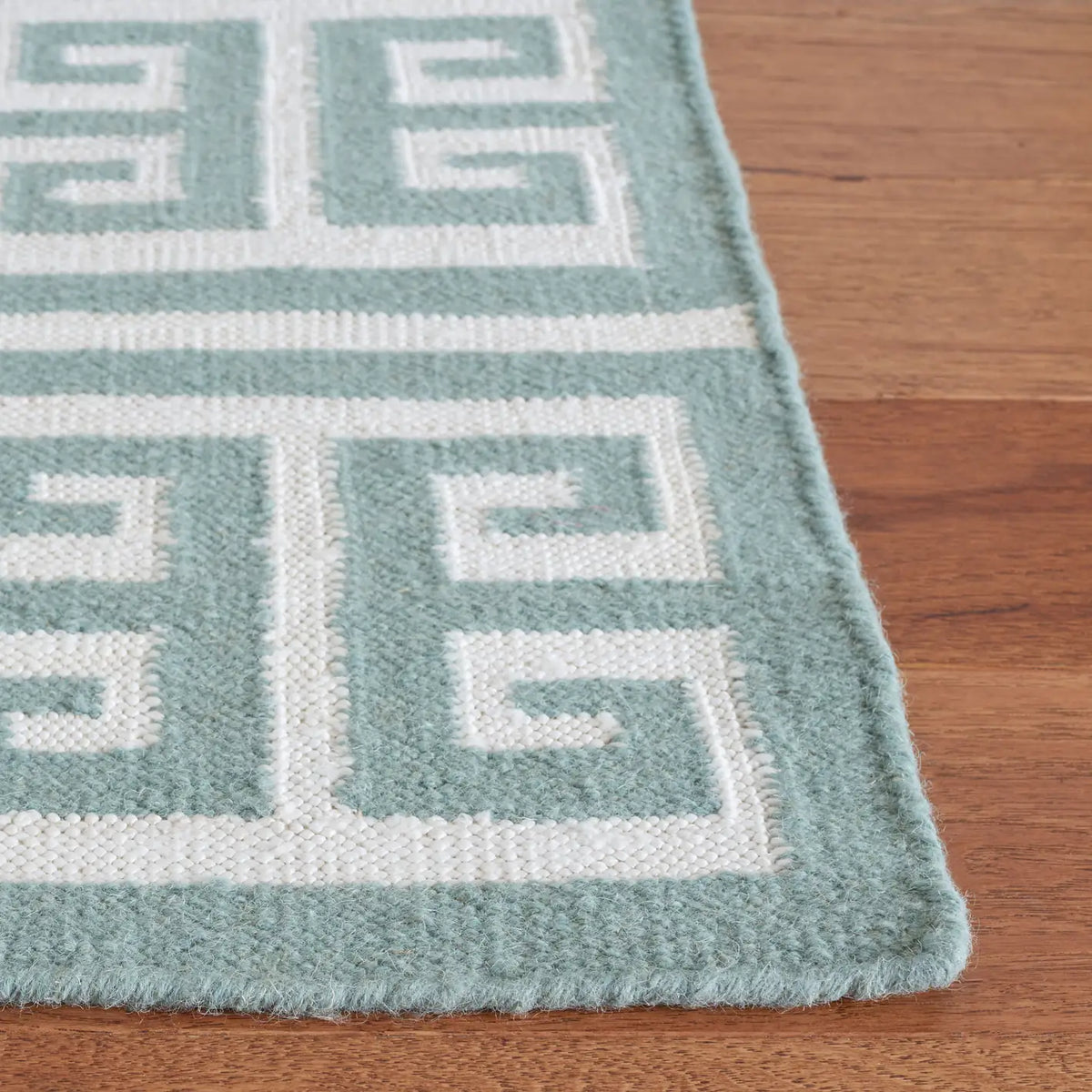 Safavieh Dhurries 5'-0" x 8'-0" Rug in Blue / Ivory