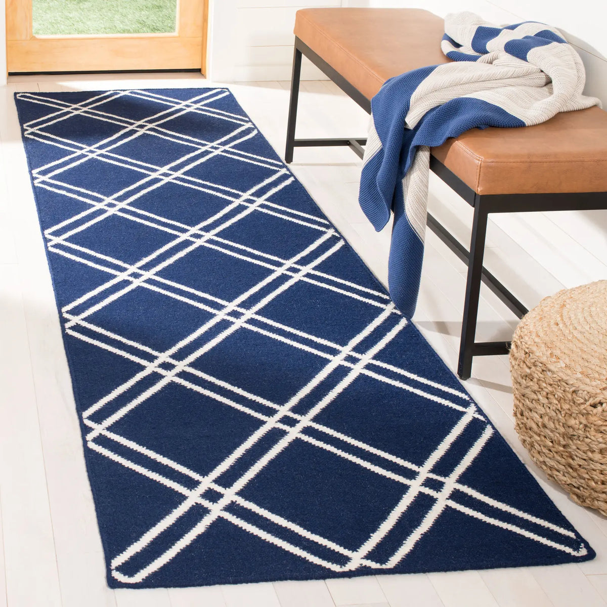 Safavieh Dhurries 2'-6" x 6'-0" Rug in Navy / Ivory