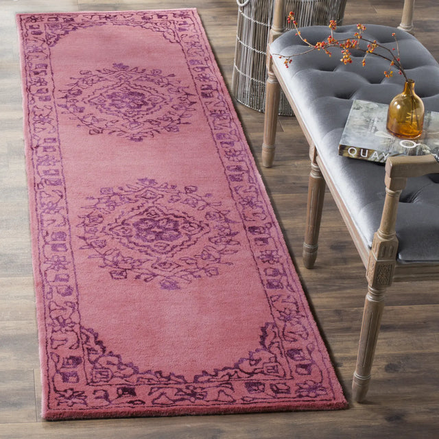 Safavieh Glamour 2'-3" x 8'-0" Rug in Pink