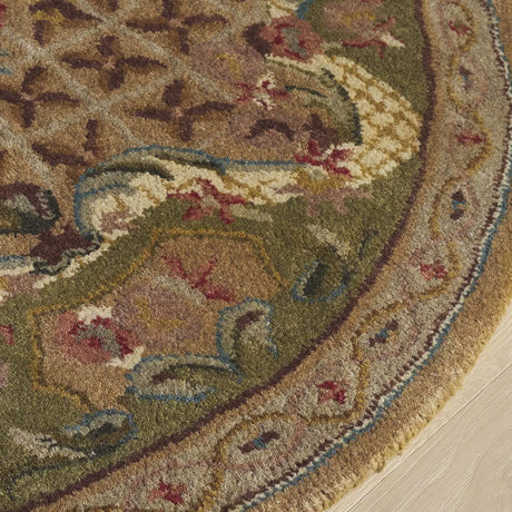 Safavieh Classic 4'-6" x 6'-6" Rug in Toupe / Light Green