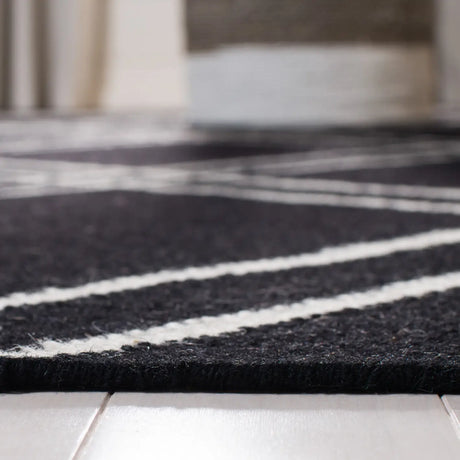 Safavieh Dhurries 6'-0" x 9'-0" Rug in Black / Ivory