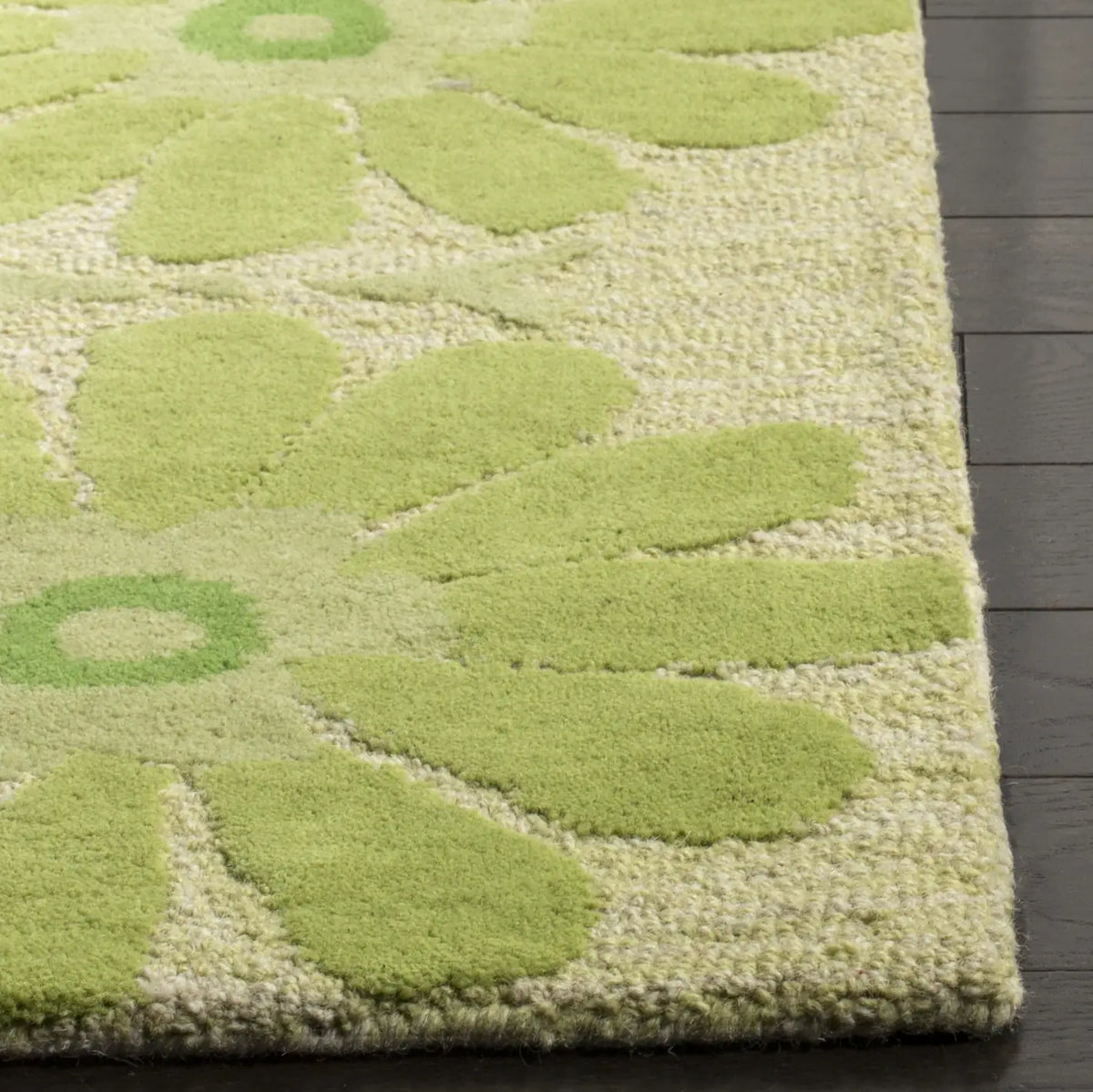 Safavieh Safavieh Kids 4'-0" x 6'-0" Rug in Beige / Green