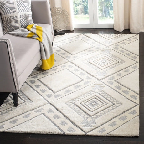 Safavieh Casablanca 5'-0" x 8'-0" Rug in Ivory / Grey