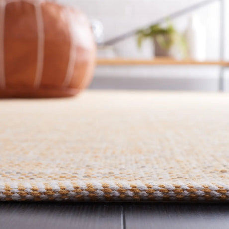 Safavieh Montauk 4'-0" x 6'-0" Rug in Yellow / Ivory