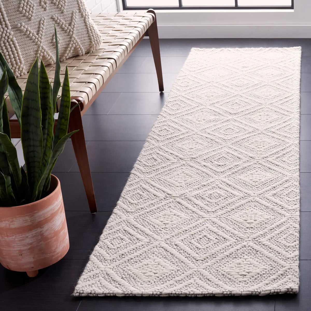 Safavieh Marbella 2'-3" x 8'-0" Rug in Ivory / Black
