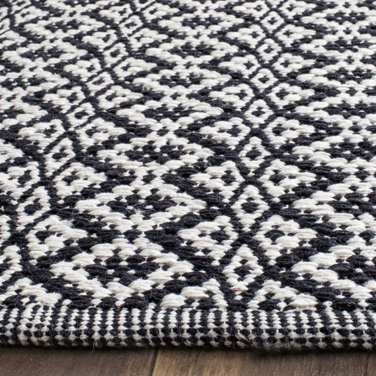 Safavieh Montauk 10'-0" x 14'-0" Rug in Ivory / Black