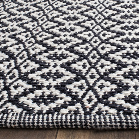 Safavieh Montauk 10'-0" x 14'-0" Rug in Ivory / Black