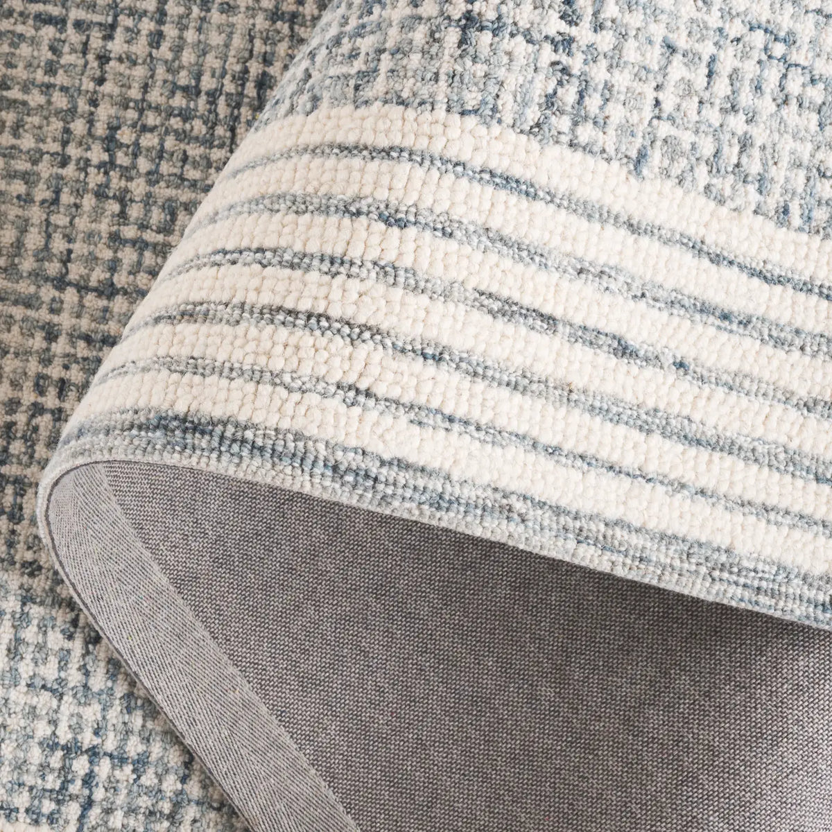 Safavieh Ebony 4'-0" x 6'-0" Rug in Blue / Ivory