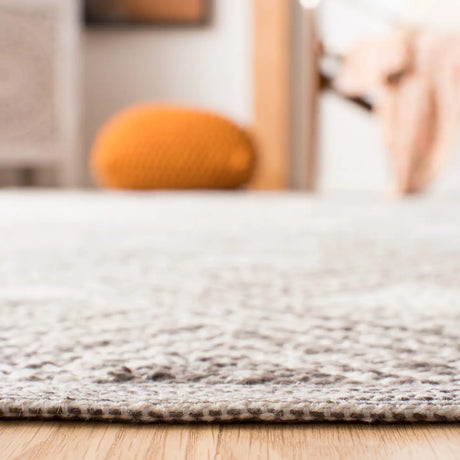 Safavieh Montauk 5'-0" x 8'-0" Rug in Charcoal / Ivory
