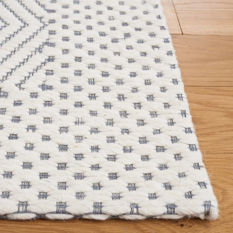 Safavieh Marbella 4'-0" x 6'-0" Rug in Ivory / Grey