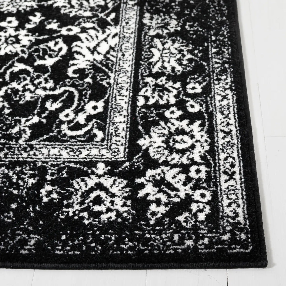 Safavieh Adirondack 4'-0" x 6'-0" Rug in Black / Ivory