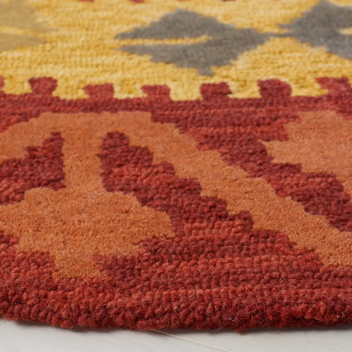 Safavieh Aspen 7'-0" x 7'-0" Rug in Red / Gold