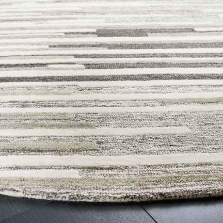 Safavieh Fifth Avenue 7'-0" x 7'-0" Rug in Natural / Grey