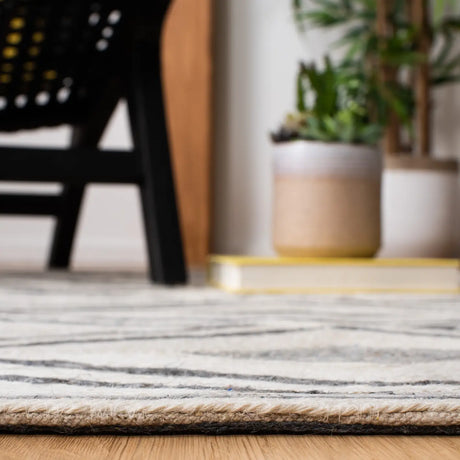 Safavieh Sahara 4'-0" x 6'-0" Rug in Ivory / Grey