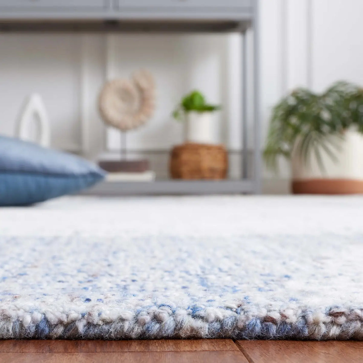 Safavieh Ebony 4'-0" x 6'-0" Rug in Blue / Ivory