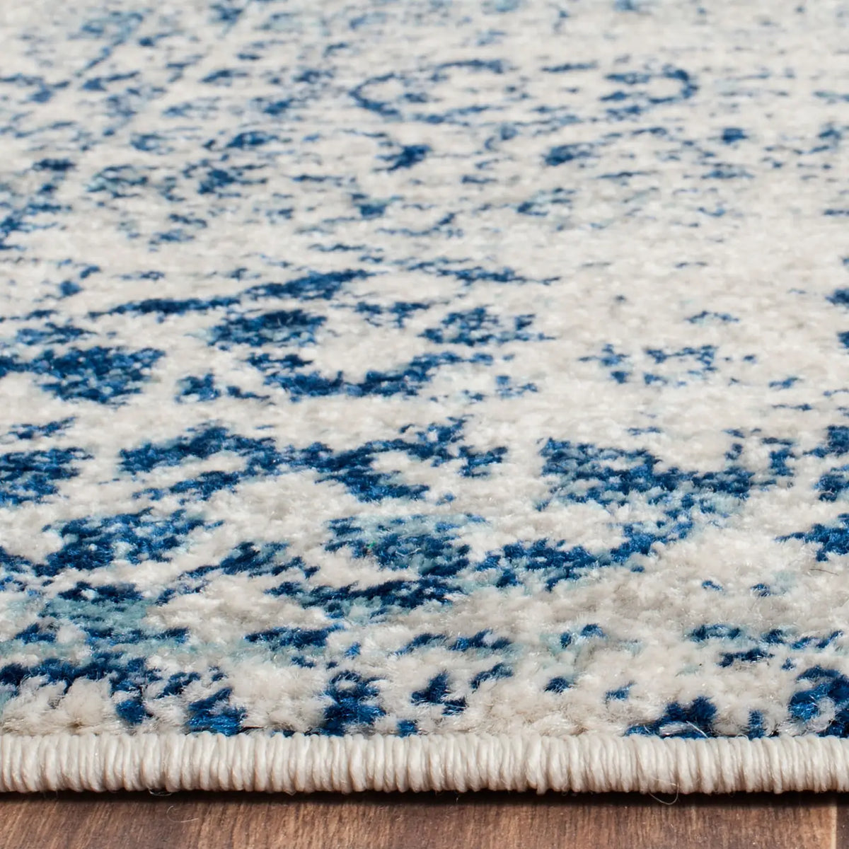 Safavieh Evoke 4'-0" x 6'-0" Rug in Ivory / Blue