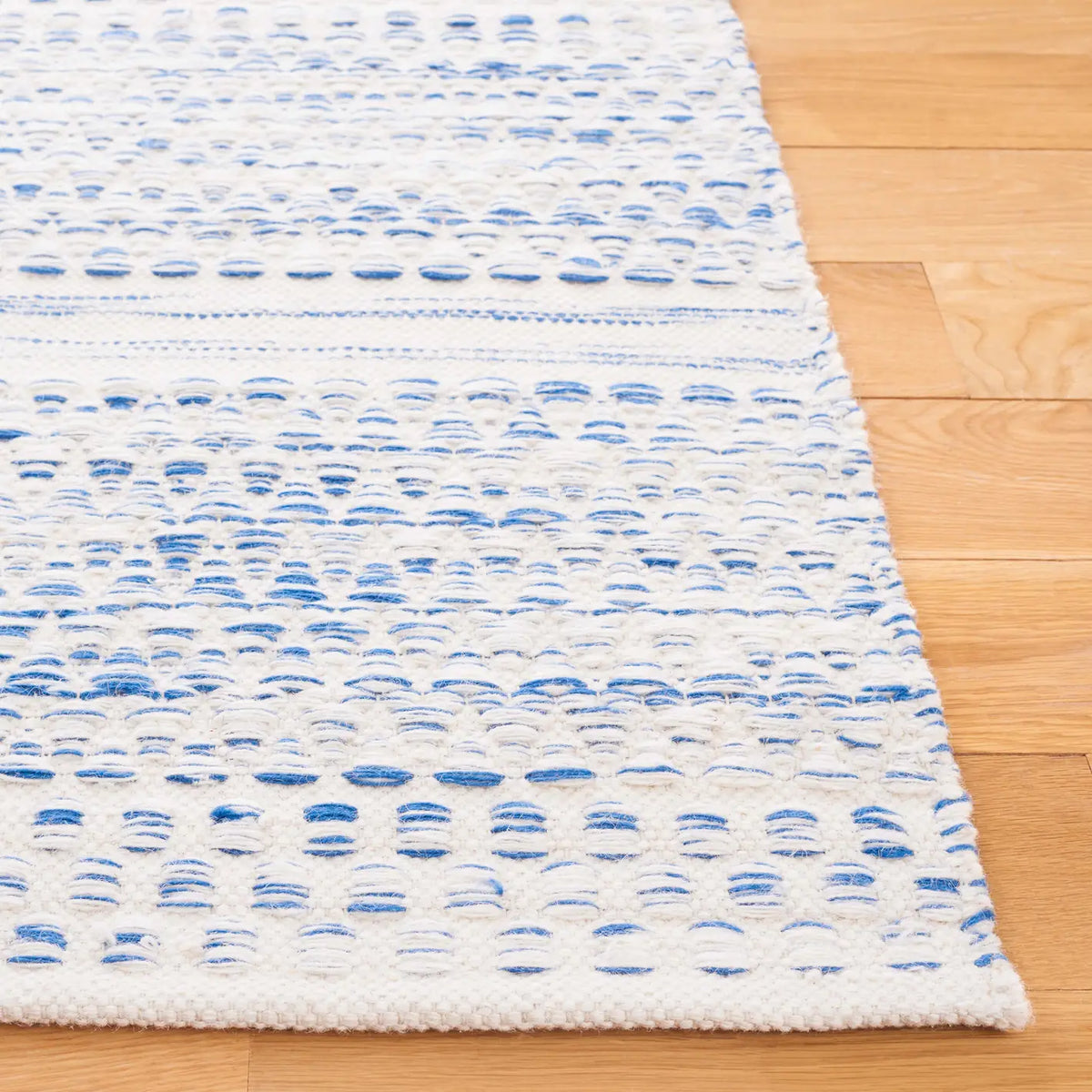 Safavieh Kilim 4'-0" x 6'-0" Rug in Ivory / Blue